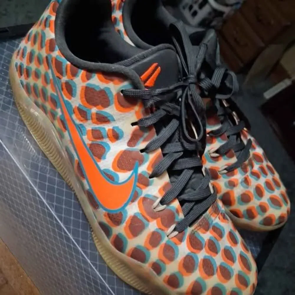 Kobes Men's size 9
